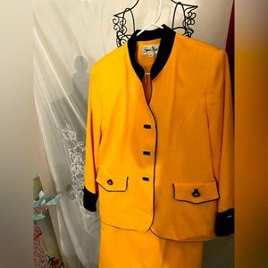LADIES..”SPENCER MAXX” GOLDEN 2-PIECE SKIRT SUIT..SZ.16..SEE PHOTOS (DETAILS)